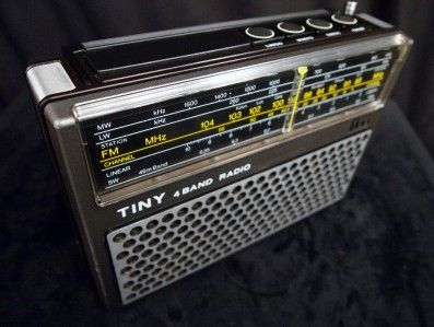 SUPERB ITT TINY 109B VINTAGE 4 BAND 70s PORTABLE RADIO GREAT SOUND 