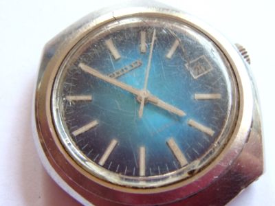 This watch is defect and broken and sold for parts