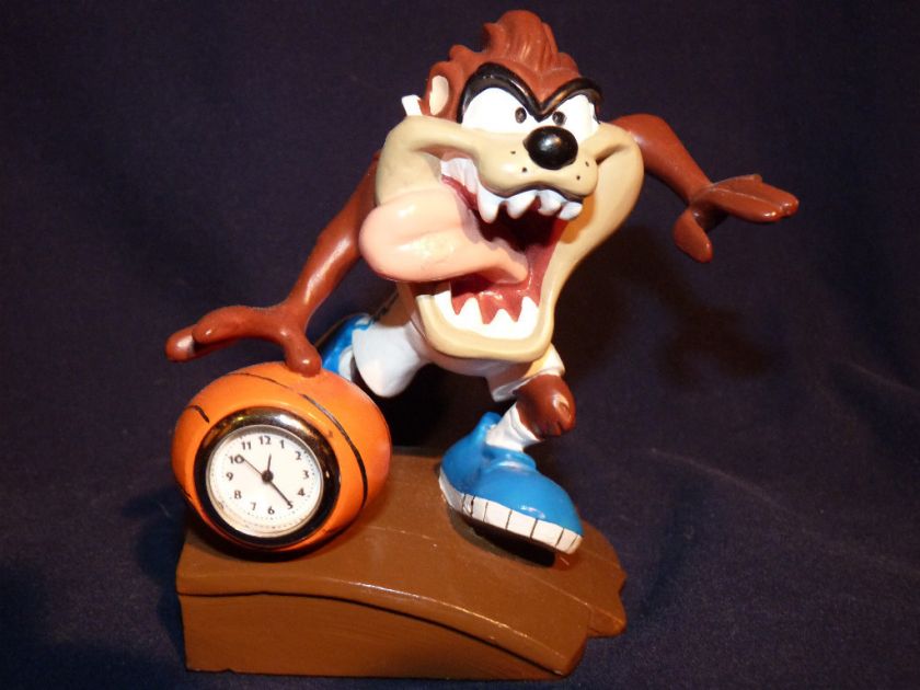 TASMANIAN DEVIL BASKETBALL PLAYER CLOCK  