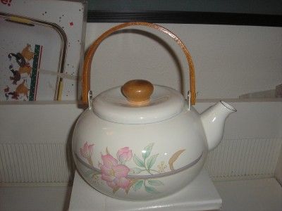 QUART TEA KETTLE/ PORCELAIN ENAMEL ON STEEL 