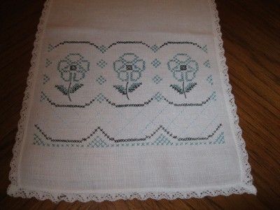 VINTAGE WHITE LINEN CROSS STITCH TABLE RUNNER DOILIE  