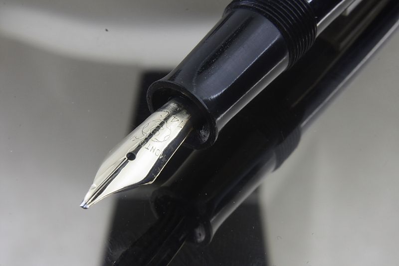 Montblanc n° 222 button filler Black Nibsize 14 K OM, Condition 