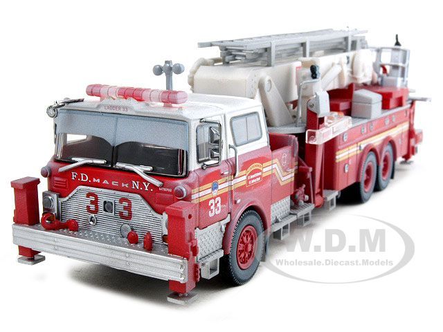 VALIANT SERVICE FDNY LADDER 33 1/64 FIRE ENGINE CODE 3  