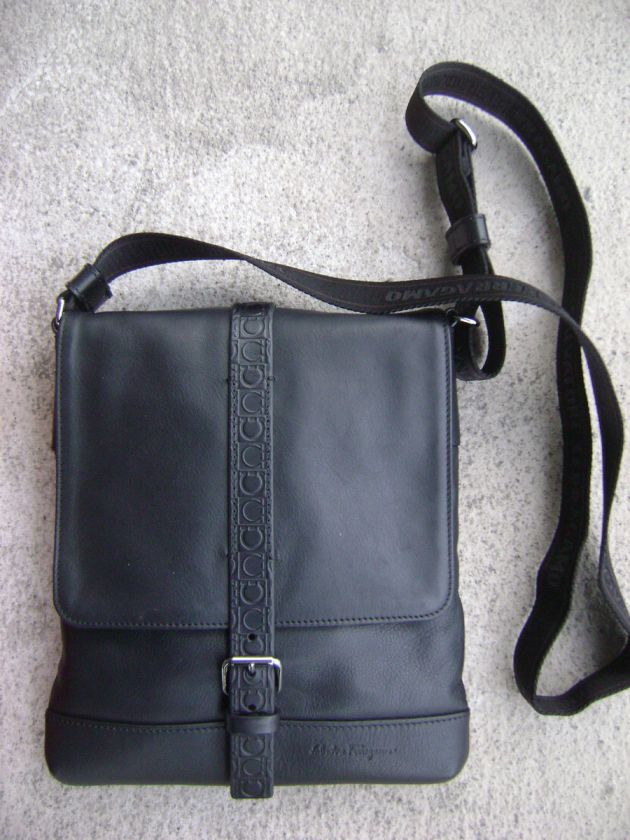 698 Ferragamo Bag Black Leather Mens Messenger Cross Body Snap Italy 