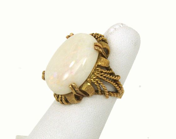 LOVELY VINTAGE 14K GOLD & FIERY OPAL LADIES BAND RING  