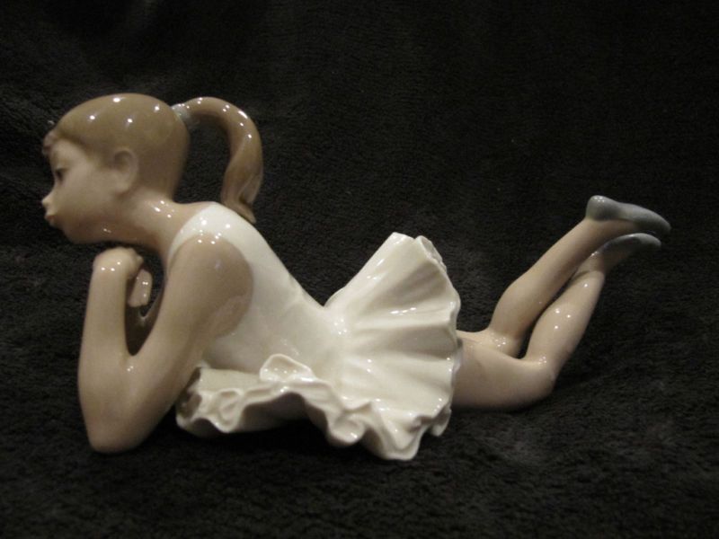 RESTING BALLET DANCER BALLERINA NAO BY LLADRO  